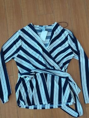 BRAND NEW NEVER WORN H&M Striped Navy and White Wrap Top with Tie Waist Sz LARGE